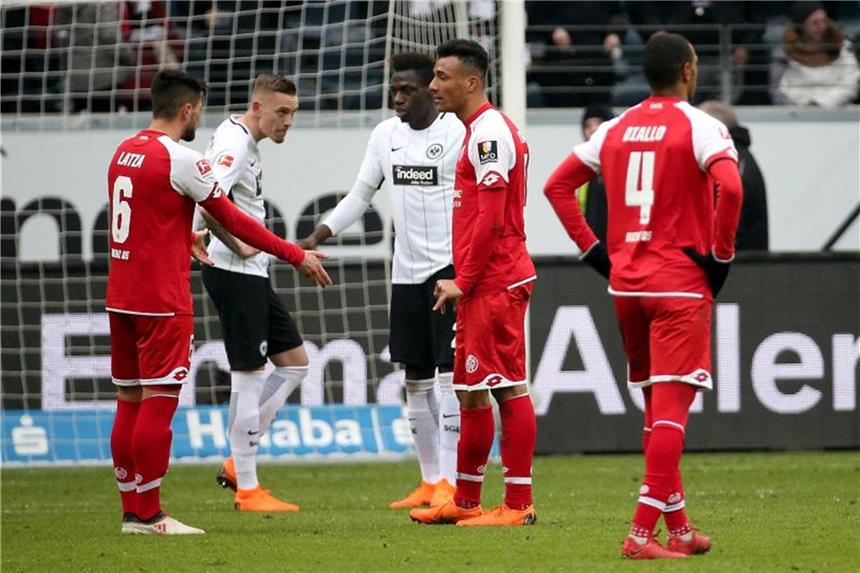 Mainz 05 in der Krise: Die größte Hilfe ist die Konkurrenz Nach der Niederlage bei Eintracht Frankfurt gratulieren die Mainzer den Siegern. Foto: Hasan Bratic