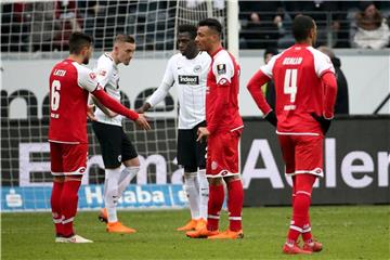 Nach der Niederlage bei Eintracht Frankfurt gratulieren die Mainzer den Siegern. Foto: Hasan Bratic
