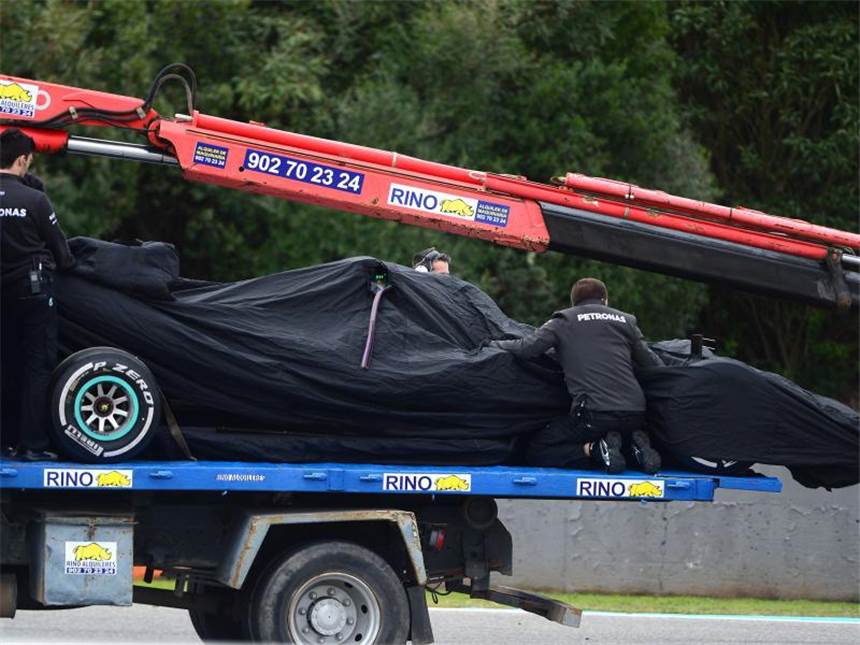 Trotz Motor-Aus: Rosberg pflegt Ruf als Rundensammler Nach der Panne musste Nico Rosbergs Mercedes geborgen werden. Foto: Peter Steffen