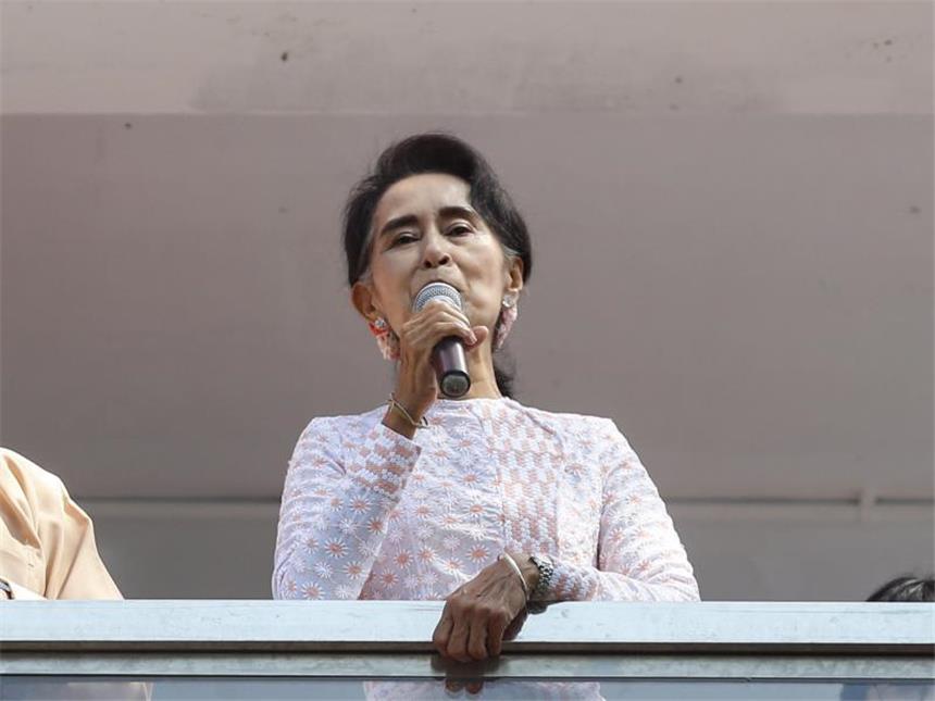 Suu Kyis Oppositionspartei in Myanmar vor großem Wahlsieg Nach der Parlamentswahl in Myanmar hat Friedensnobelpreisträgerin Aung San Suu Kyi ihre Anhänger zur Zurückhaltung aufgerufen. Foto: Lynn Bo Bo
