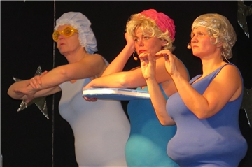 Nach der Pause unterhielten sich Frauen im Schwimmbad über Männer und andere Probleme, bis sie vom Bademeister aufgefordert wurden, bei der Wassergymnastik Kalorien zu verbrennen.