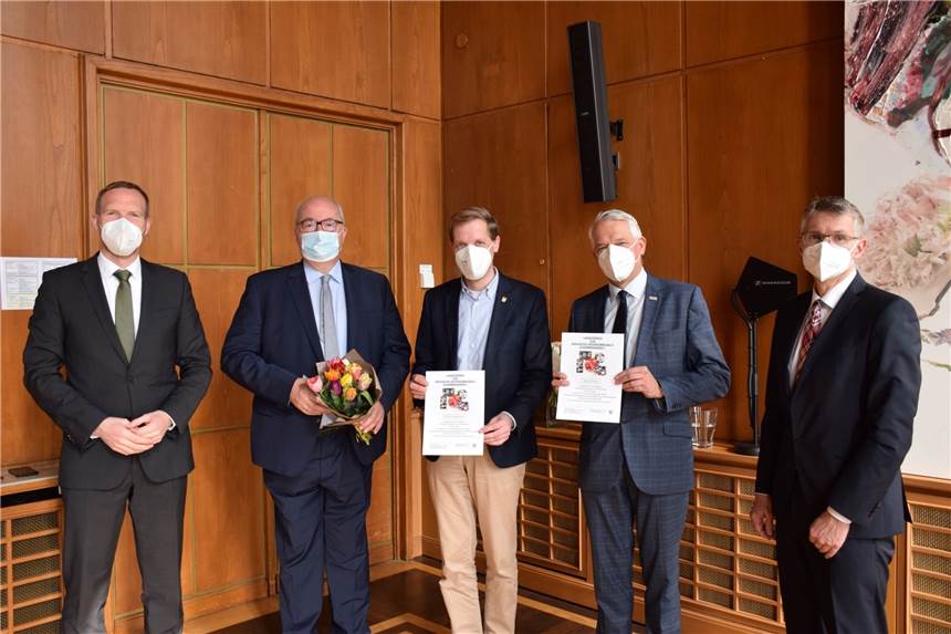Kreis Coesfeld erhält NRW-Preis für Digitalisierungsstrategie Nach der Preisverleihung (v.l.): Staatssekretär Dr. Jan Heinisch und Thomas Hunsteger-Petermann vom Landesministerium für Heimat, Kommunales, Bau und Gleichstellung mit Landrat Dr. Christian Schulze Pellengahr, Bürgermeister Wilhelm Sendermann und Laudator Dr. Marco Kuhn.