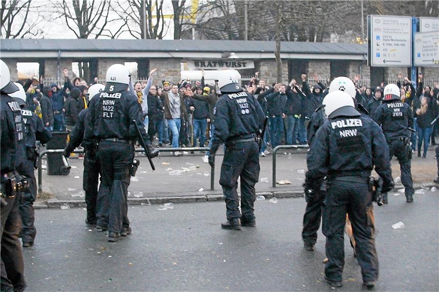 BVB-Fan nach Faustschlag zu Bewährungsstrafe verurteilt Nach der Randale vor dem Leipzig-Spiel im Februar 2017 wurde nun ein weiterer Gewalttäter veurteilt.