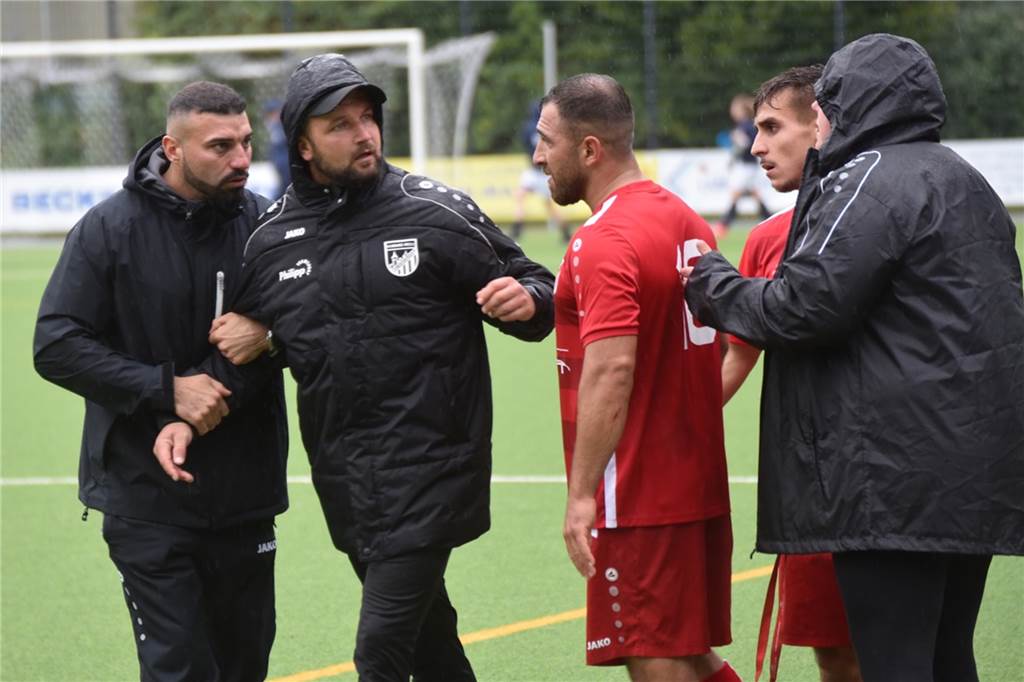 Angriff auf Schiedsrichter: Trainer widerspricht und kündigt rechtliche Schritte an Nach der Rote Karte brachten die Meckinghover Spieler ihren Trainer erst einmal aus der Schusslinie.
