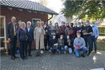 Nach der Schließung des Testzentrums an der Ostlandstraße 9a wurde den ehrenamtlichen Helfern des DRK-Herbern gedankt. Geschenke gab es auch vom Vorstand des DRK, dem Kreisverband Coesfeld, Christoph Schlütermann und von der stellvertretenden Bürgermeisterin der Gemeinde Ascheberg Maria Schulte-Loh.
