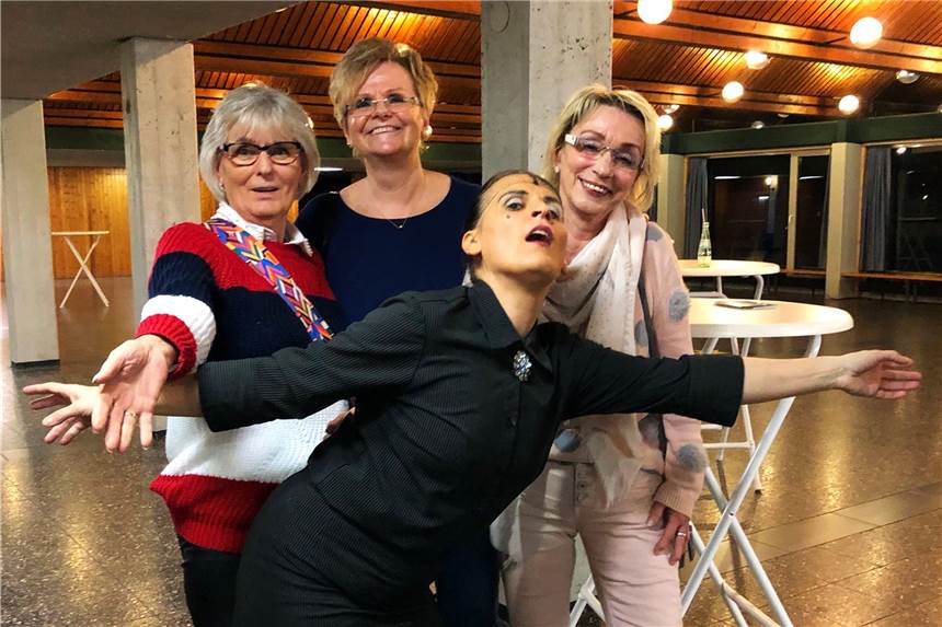 Carmela de Feo gab eine komödiantische Glanzvorstellung bei ihrem Auftritt in Dorsten Nach der Show, Carmela de Feo, alias La Signora, steht für alle Besucher zum witzigen Fotoshooting zur Verfügung. Viele Fans der Kabarettistin kamen auch aus den Nachbarstädten.