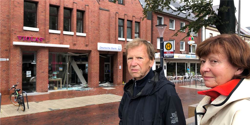 „Tatort live“: Nachbarn beobachten Räuber nach Geldautomatensprengung Nach der Sprengung des Geldautomaten im Erdgeschoss ihres Hauses an der Dufkampstraße konnten Ludger und Irmgard Gevers am Montagmorgen noch nicht in ihre Wohnung zurück. Ein Statiker muss die Standfestigkeit des Hauses untersuchen.