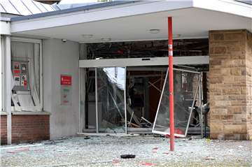 Nach der Sprengung eines Bank-Automaten in der Sparkassen-Filiale in Lünen-Süd soll als Übergangslösung ein Container aufgebaut werden. Geldautomaten und SB-Terminal folgen bald.