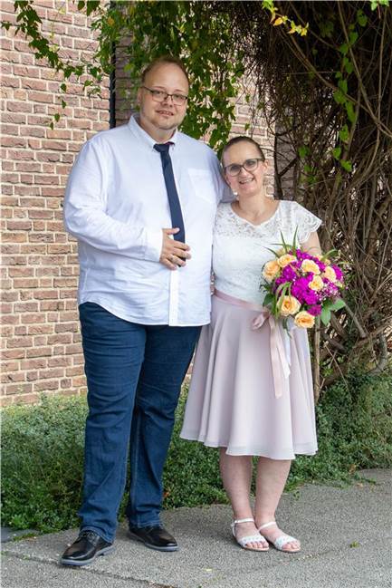 Nach 15 Jahren als Paar: Yvonne Goltz und Davin Taulien tauschen Ringe Nach der standesamtlichen Trauung feierten Yvonne Goltz und Davin Taulien im Garten.