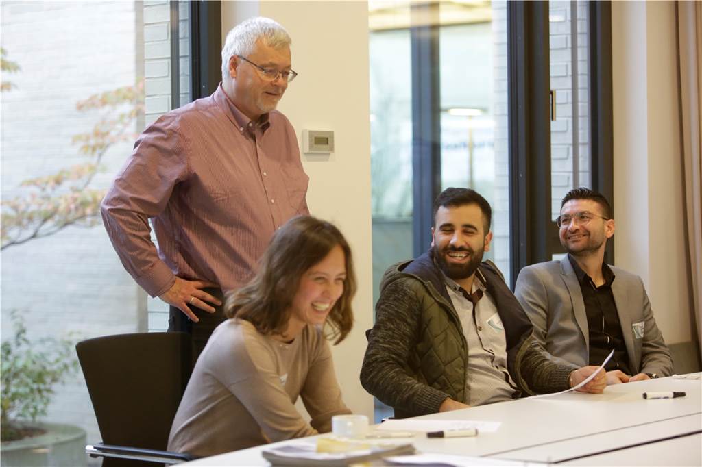 Frau als Chefin akzeptieren lernen - Wie wird die Ausbildung von Flüchtlingen zum Erfolg? Nach der Talkrunde ging es im Bauverein zu Lünen in Workshops weiter. Jörg Hamann, Ausbildungsberater bei der Handwerkskammer Dortmund erarbeitete mit jungen Geflüchteten, was man für einen guten Start in die Ausbildung braucht.
