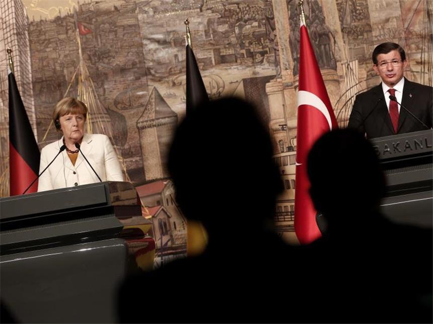 Kooperation mit Türkei in Flüchtlingskrise bleibt umstritten Nach der Türkei-Reise der Kanzlerin bleibt die Zusammenarbeit mit Ankara in der Flüchtlingsfrage heiß umstritten. Foto: Sedat Suna