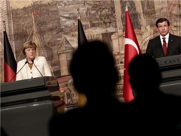 Nach der Türkei-Reise der Kanzlerin bleibt die Zusammenarbeit mit Ankara in der Flüchtlingsfrage heiß umstritten. Foto: Sedat Suna