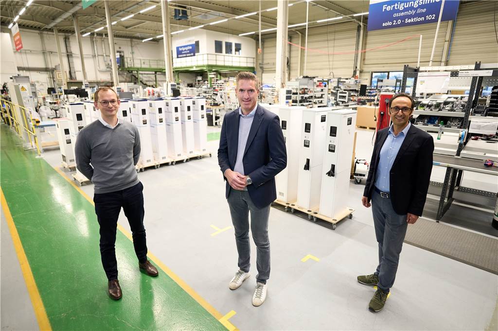 In Dortmund wächst „einer der führenden Anbieter“ für Ladesäulen heran Nach der Unterzeichnung des Vertrags zum Kauf der E.ON.-Tochter „Innogy eMobility Solutions GmbH freuen sich die Compleo-Vorstandsmitglieder Georg Griesemann (l.) und Checrallah Kachouh (r.) mit Arjan von der Eijk auf die gemeinsame Zukunft.