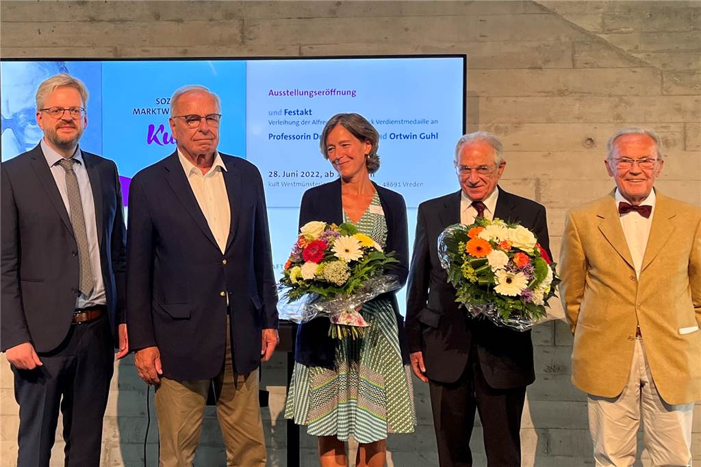 Hoher Besuch in Vreden zur Feier von 75 Jahren Soziale Marktwirtschaft Nach der Verleihung der Verdienstmedaille (v.l.): Vorsitzender der Aktionsgemeinschaft Nils Goldschmidt, Laudator Randolf Rodenstock, Preisträgerin Karen Horn, Preisträger Ortwin Guhl und Laudator Hermann Albeck.