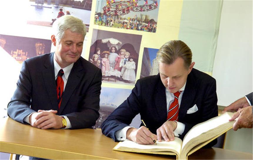 Lüner Kulturpreis 2007 für Max Raabe Nach der Verleihung trug sich Max Raabe (r.) ins Goldene Buch der Stadt ein, aufmerksam beobachtet von Bürgermeister Hans Willhelm Stodolick.