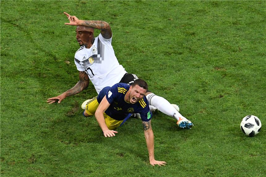 WM-Wahnsinn in Sotschi! Toni Kroos rettet das DFB-Team Nach diesem Foul an Marcus Berg sah Jerome Boateng die Gelb-Rote Karte.