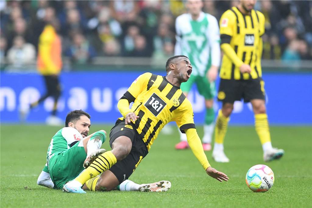 BVB-Youngster Youssoufa Moukoko im Exklusiv-Interview: „Ich bin hier noch lange nicht fertig“ Leonardo Bittencourt (l.) foult Youssoufa Moukoko.