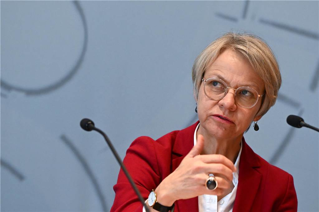 ChatGPT im Unterricht nutzen: Das gilt jetzt in NRW-Schulen Dorothee Feller (CDU), Schulministerin von Nordrhein-Westfalen, spricht während einer Pressekonferenz.