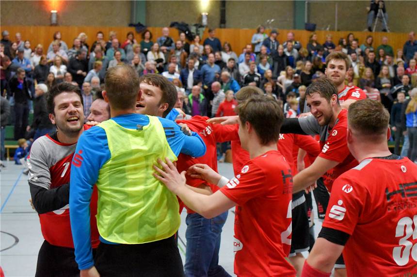 HSG bleibt cool und triumphiert im Derby überraschend deutlich mit 33:27 Nach drei verlorenen Derbys war die Freude bei den Spielern der HSG Schwerte/Westhofen nach dem 33:27-Erfolg groß.