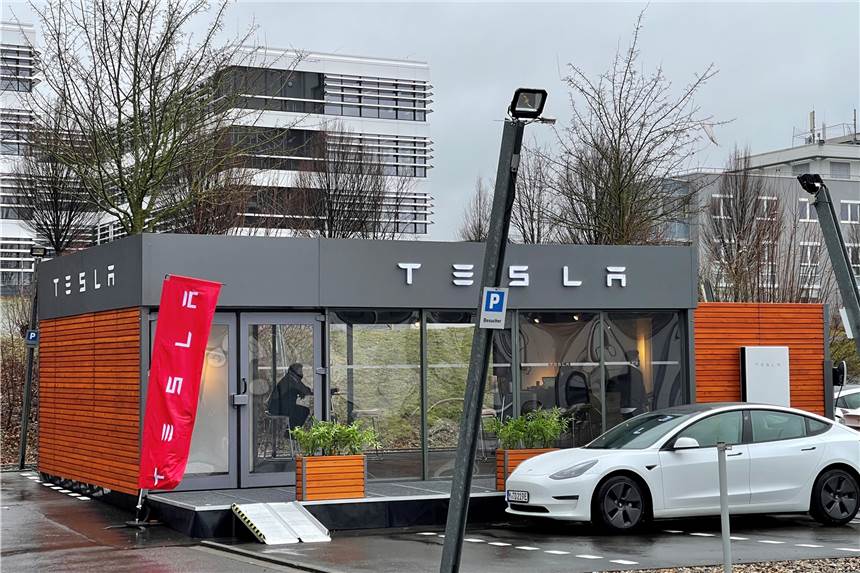 Nach eigenen Angaben besitzt Tesla das dichteste Schnellladenetz für E-Autos in Deutschland. Nun baut der Elektroautobauer aus den USA auch sein Servicenetz aus, unter anderen mit einem Standort im Ruhrgebiet am Dortmunder Flughafen.
