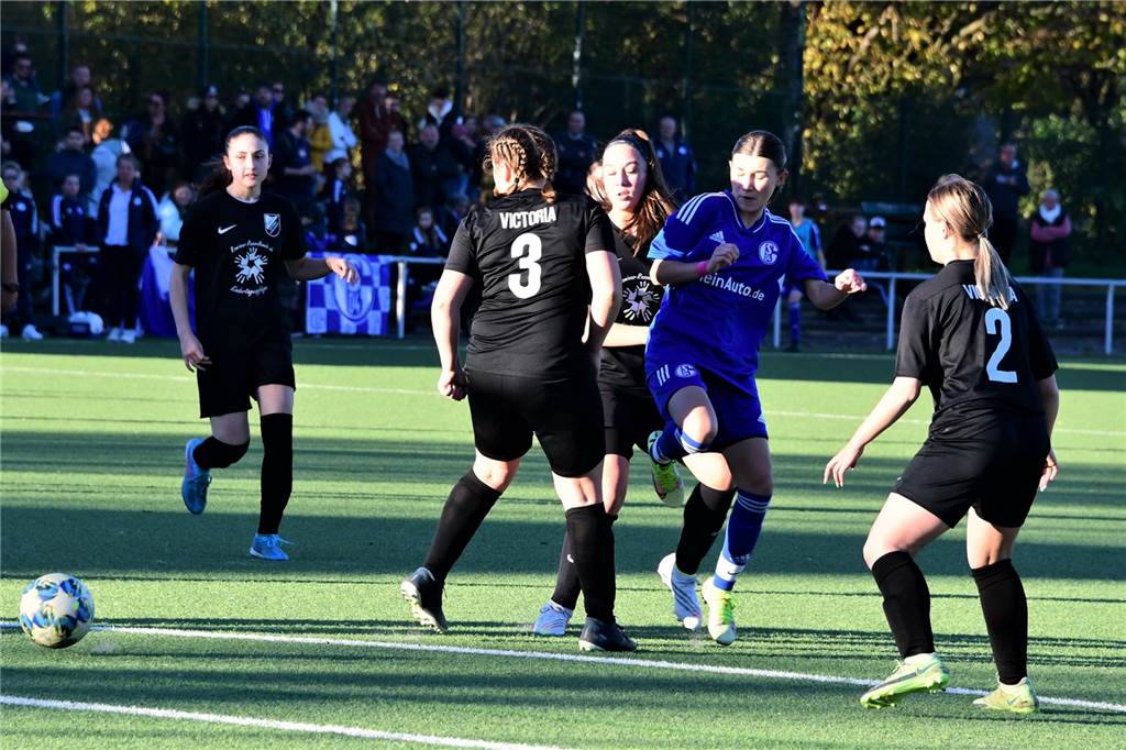 Nach einem 0:1-Rückstand drehten die U17-Juniorinnen von Victoria Habinghorst im Kreispokal-Endspiel gegen den FC Schalke 04 das Spiel. Nach dem 1:1 von Maja Kickelbick traf Nele Hartmann dreimal zum 4:1.