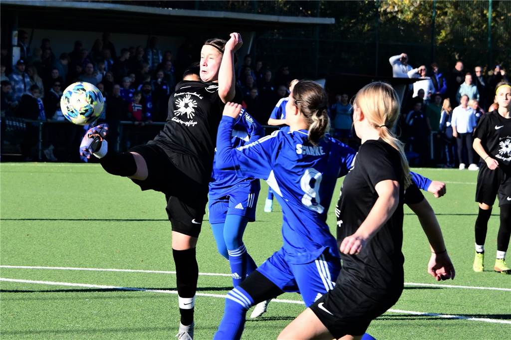 Nach einem 0:1-Rückstand drehten die U17-Juniorinnen von Victoria Habinghorst im Kreispokal-Endspiel gegen den FC Schalke 04 das Spiel. Nach dem 1:1 von Maja Kickelbick traf Nele Hartmann dreimal zum 4:1.