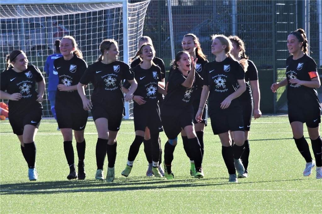 Nach einem 0:1-Rückstand drehten die U17-Juniorinnen von Victoria Habinghorst im Kreispokal-Endspiel gegen den FC Schalke 04 das Spiel. Nach dem 1:1 von Maja Kickelbick traf Nele Hartmann dreimal zum 4:1.