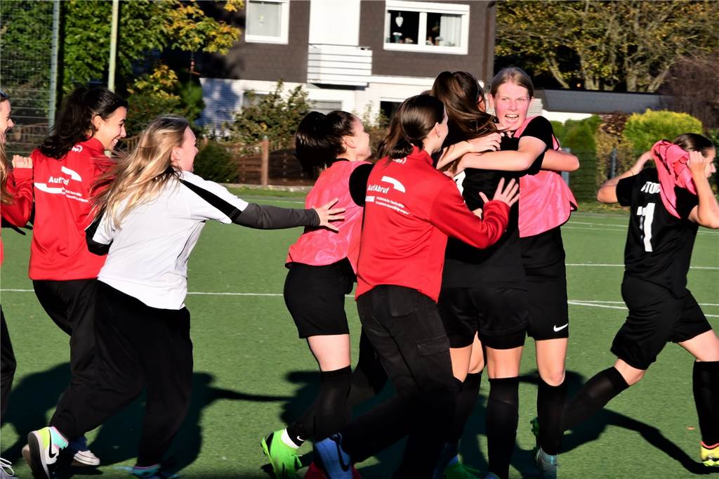 Nach einem 0:1-Rückstand drehten die U17-Juniorinnen von Victoria Habinghorst im Kreispokal-Endspiel gegen den FC Schalke 04 das Spiel. Nach dem 1:1 von Maja Kickelbick traf Nele Hartmann dreimal zum 4:1.