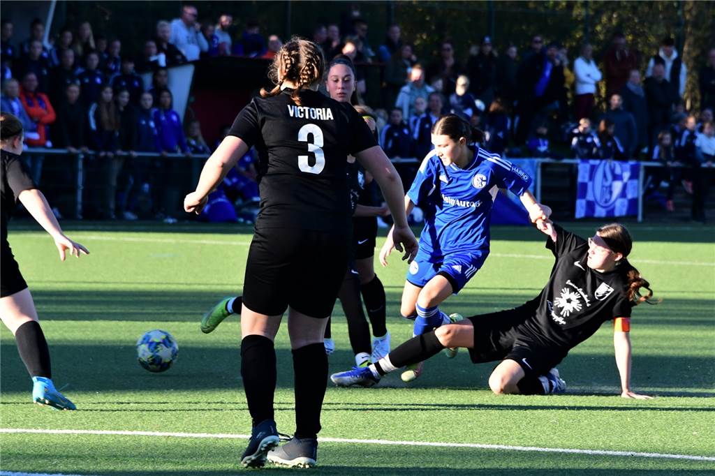 Nach einem 0:1-Rückstand drehten die U17-Juniorinnen von Victoria Habinghorst im Kreispokal-Endspiel gegen den FC Schalke 04 das Spiel. Nach dem 1:1 von Maja Kickelbick traf Nele Hartmann dreimal zum 4:1.