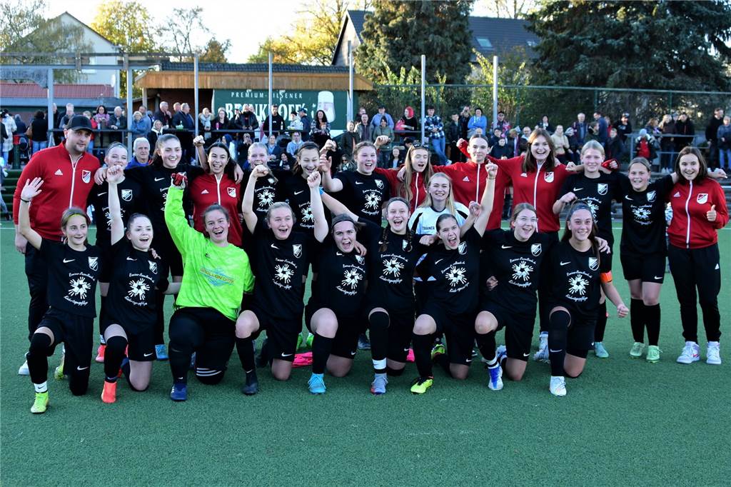Nach einem 0:1-Rückstand drehten die U17-Juniorinnen von Victoria Habinghorst im Kreispokal-Endspiel gegen den FC Schalke 04 das Spiel. Nach dem 1:1 von Maja Kickelbick traf Nele Hartmann dreimal zum 4:1.