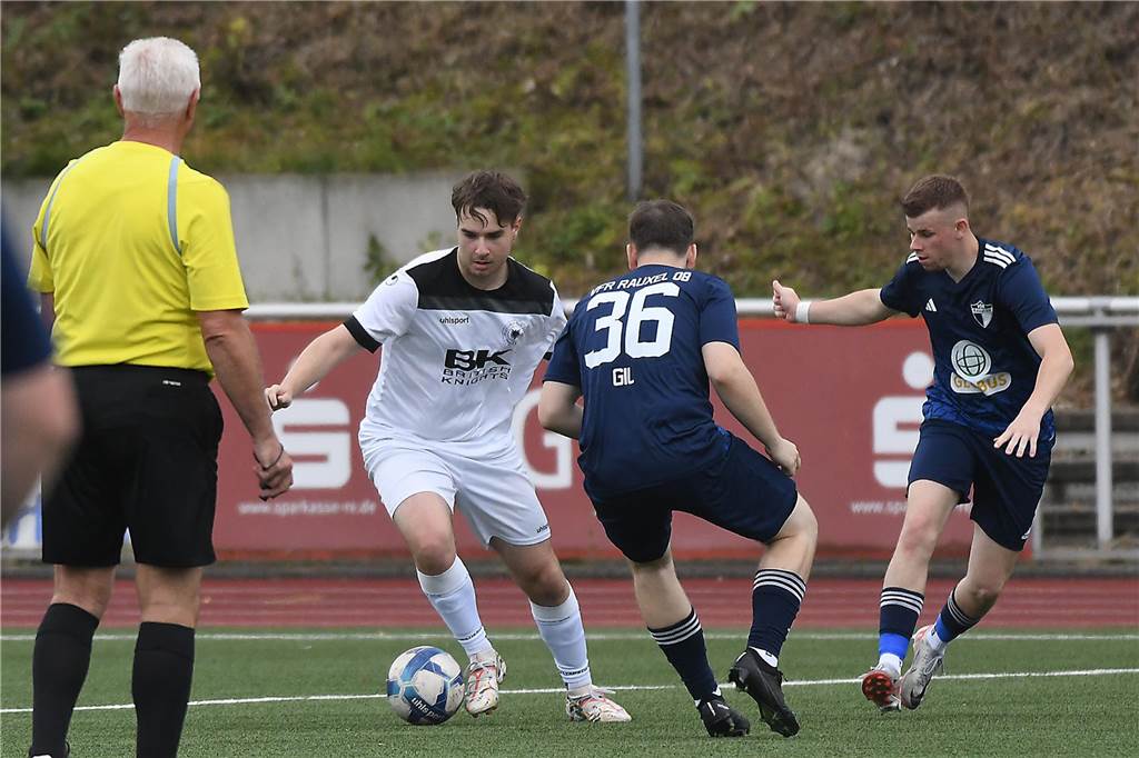 Nach einem 0:4-Rückstand kam der VfR Rauxel im Testspiel gegen Teutonia SuS Waltrop II zu einem 4:4.