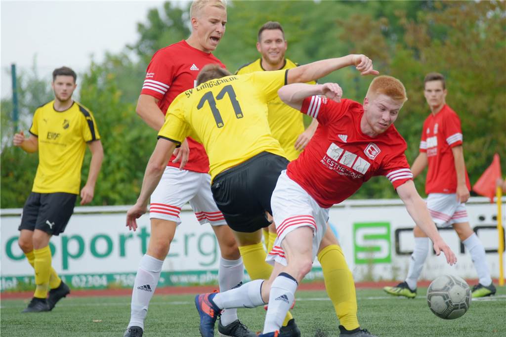 Wochenend-Zeugnis für die Schwerter Fußballer: Allenfalls durchwachsen Nach einem 3:0-Sieg am Freitagabend kassierte die SG Eintracht Ergste, hier mit Nico Zulewski (re.), am Sonntag gegen Langschede eine 0:4-Niederlage.