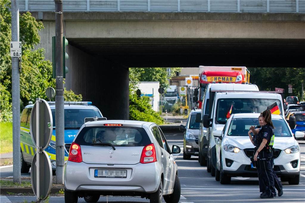 Rettungsgasse auf A2 klappte nicht: So handeln Autofahrer im Stau richtig