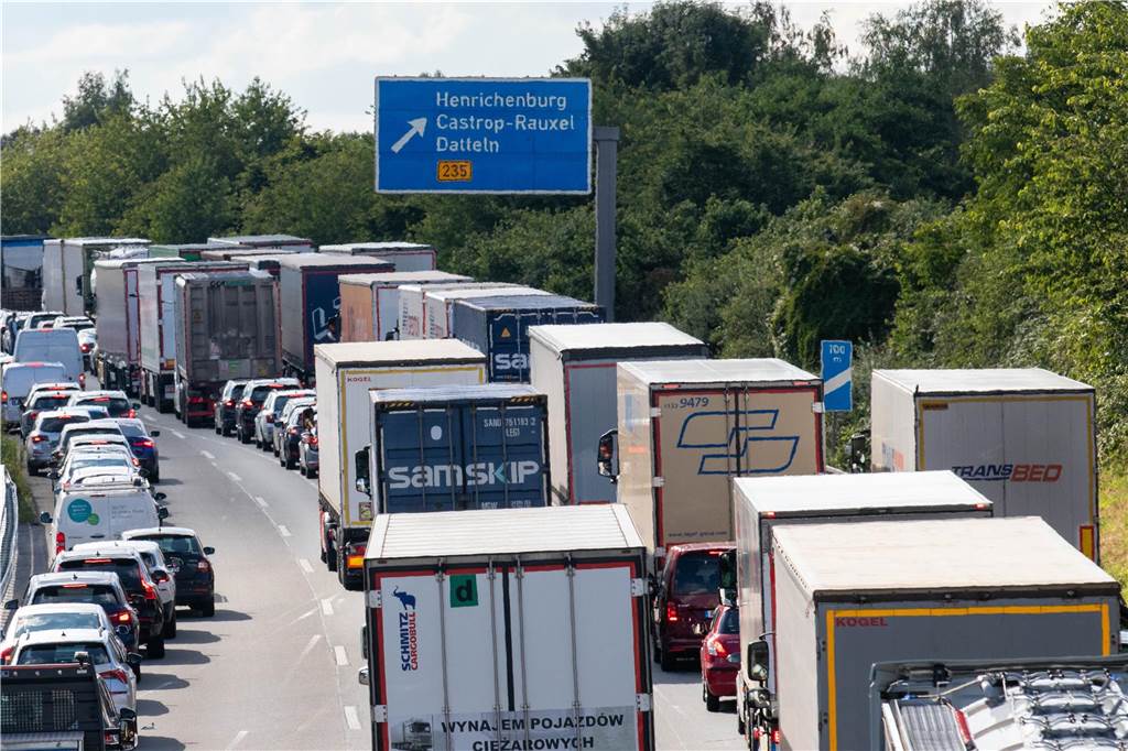 Rettungsgasse auf A2 klappte nicht: So handeln Autofahrer im Stau richtig