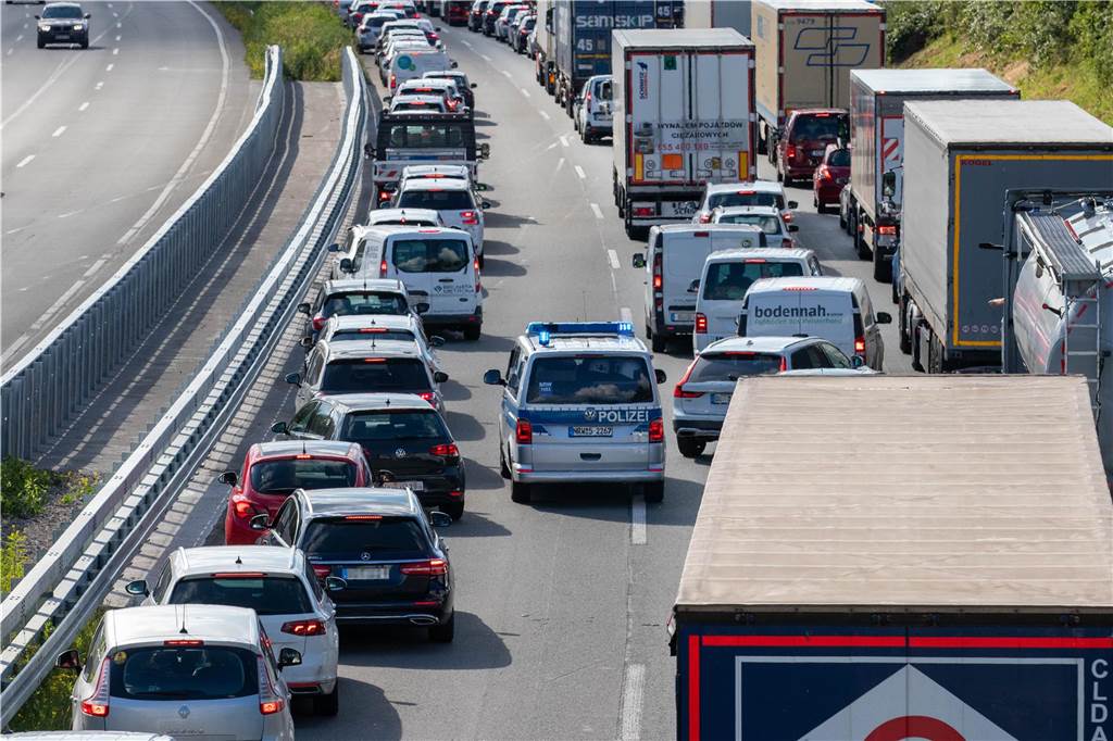 Rettungsgasse auf A2 klappte nicht: So handeln Autofahrer im Stau richtig