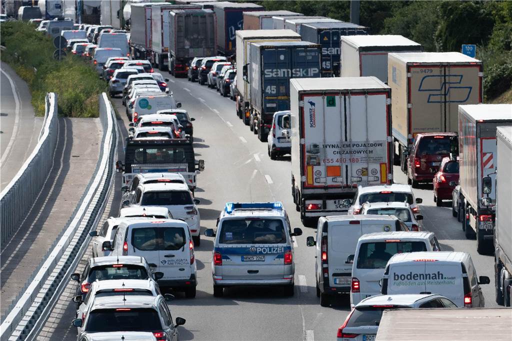 Rettungsgasse auf A2 klappte nicht: So handeln Autofahrer im Stau richtig