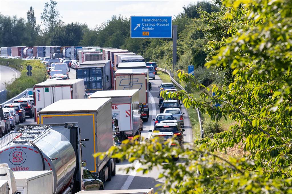 Rettungsgasse auf A2 klappte nicht: So handeln Autofahrer im Stau richtig
