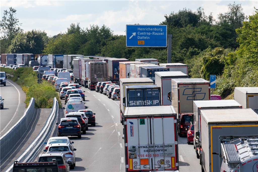 Rettungsgasse auf A2 klappte nicht: So handeln Autofahrer im Stau richtig