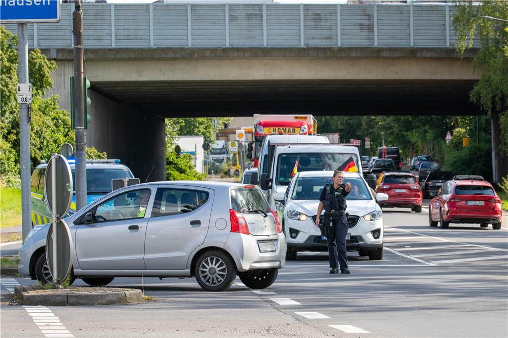 Rettungsgasse auf A2 klappte nicht: So handeln Autofahrer im Stau richtig