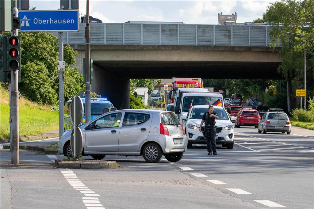 Rettungsgasse auf A2 klappte nicht: So handeln Autofahrer im Stau richtig