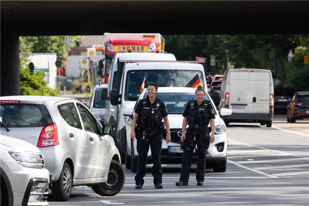 Rettungsgasse auf A2 klappte nicht: So handeln Autofahrer im Stau richtig