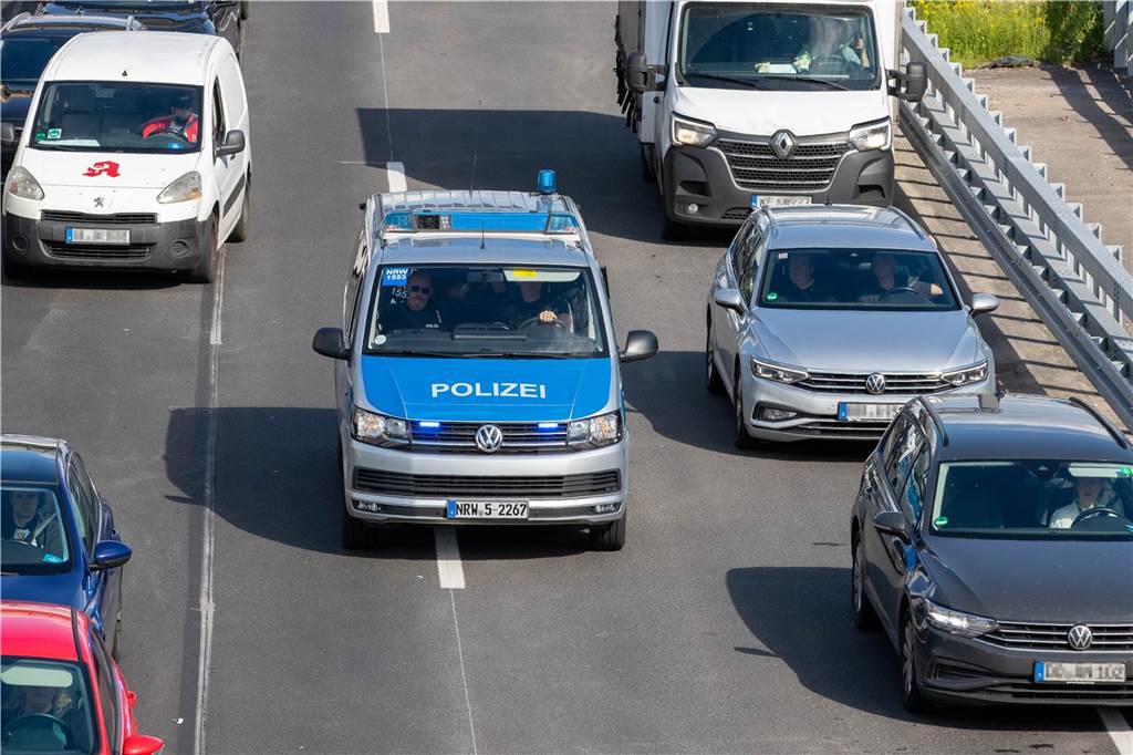 Rettungsgasse auf A2 klappte nicht: So handeln Autofahrer im Stau richtig