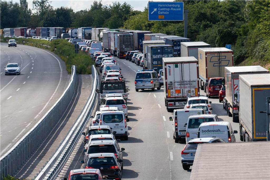Rettungsgasse auf A2 klappte nicht: So handeln Autofahrer im Stau richtig