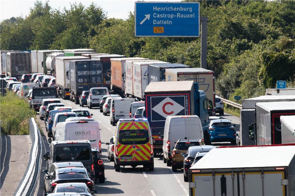 Rettungsgasse auf A2 klappte nicht: So handeln Autofahrer im Stau richtig