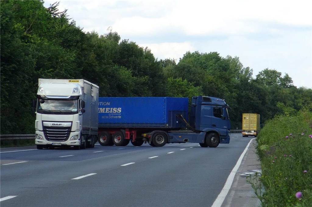 Rettungsgasse auf A2 klappte nicht: So handeln Autofahrer im Stau richtig