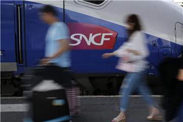 Nach einem Brand am Pariser Bahnhof Montparnasse vor drei Tagen fallen dort auch am Montag (30. Juli) viele Züge aus. Foto: Yoan Valat