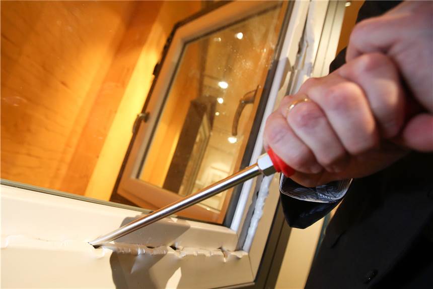 Einbruch in Haus an Ottostraße: Polizei sucht mutmaßlichen Täter mit Foto Nach einem Einbruch in der Ottostraße (Symbolbild) sucht die Polizei nach einem Mann.