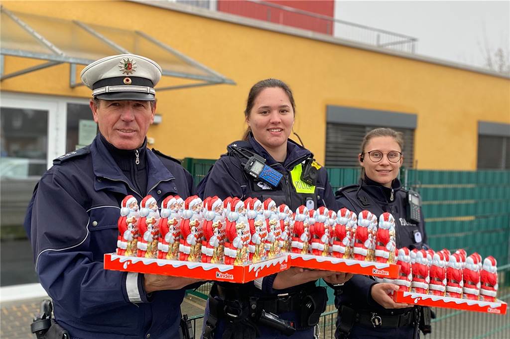Gute Nachrichten aus dem Jahr 2022: Von guten Seelen und Rettern in der Not Polizisten halten Paletten mit Schoko-Nikoläusen