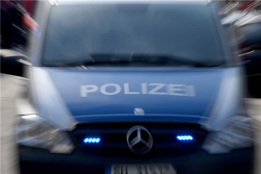 Nach einem Einbruch nimmt die Polizei zwei Minderjährige fest.