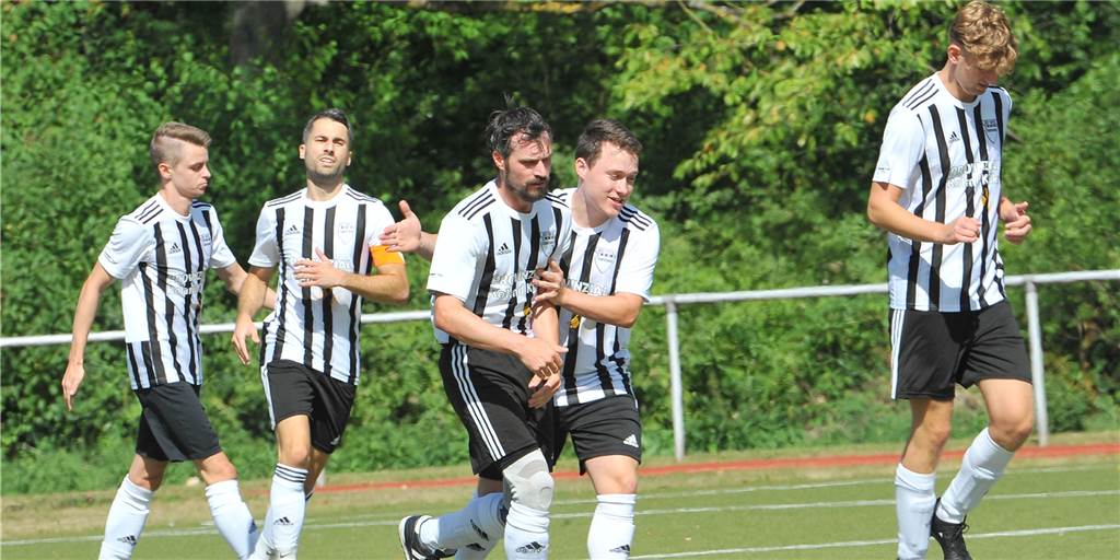 Kreisligist ist wieder in der Spur – auch dank des Zwölf-Minuten-Hattricks seines Torjägers Spieler des SC Hennen bejubeln einen Torerfolg.